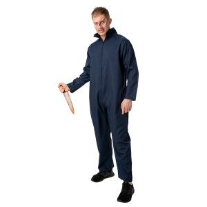 Roestig slagers mes als handattribuut bij een horroroutfit, hele figuur