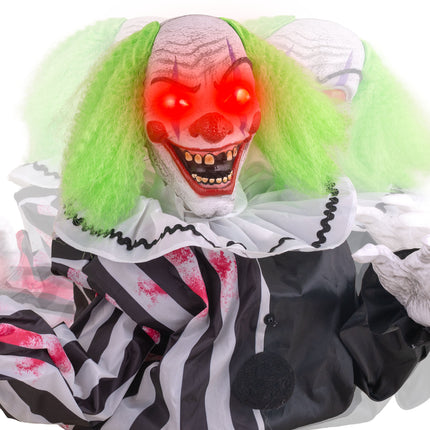 Rood oplichtende led-ogen van de animatronic clown tijdens een halloweenavond
