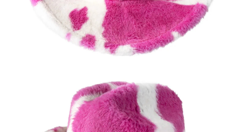 Roze koeienprint hoed pluizig met witte vlekken, ingedeukte bol en opgekrulde rand voor een themafeest