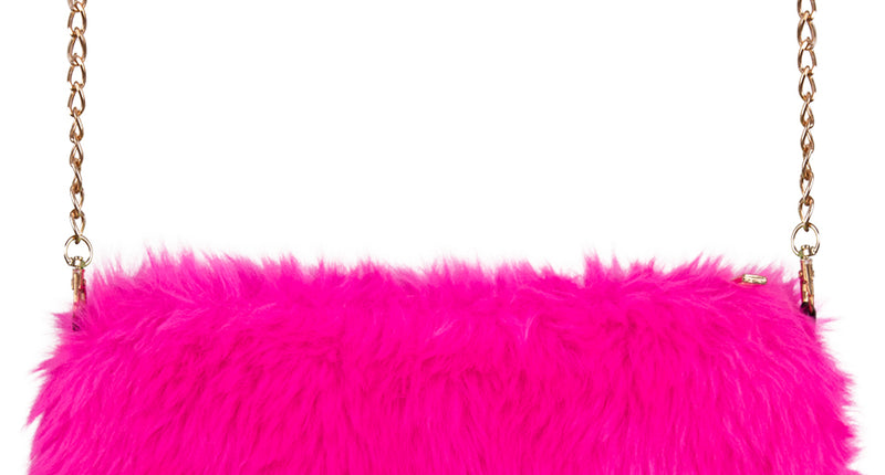 Roze pluche schoudertasje met langharige felroze vacht en gouden schakelketting voor een discofeest