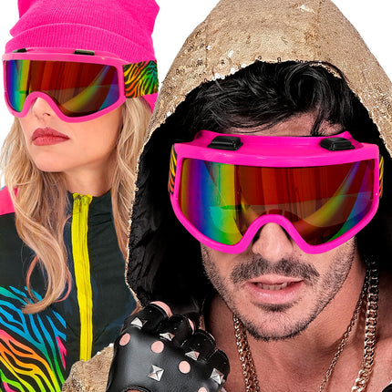 Roze skibril met spiegelglas gedragen door dame en heer in jaren 80-outfit