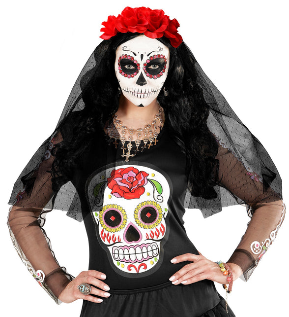 Rozensluier gedragen met witte sugar skull schmink voor een Halloweenfeest