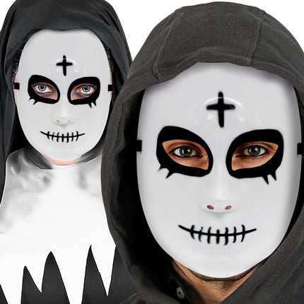 Satanisch masker gedragen door dame en heer met zwarte capuchon, zicht op oogopeningen