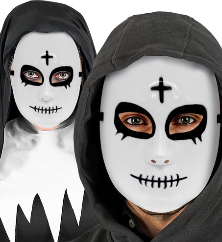 Satanisch masker gedragen door dame en heer met zwarte capuchon, zicht op oogopeningen