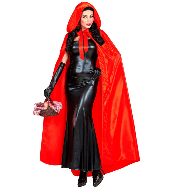 Satijnen cape rood met muts over een lange zwarte jurk, kap over het hoofd