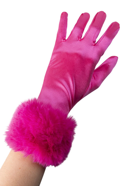 Satijnen handschoen fuchsia met brede pluizige manchet rond de pols, gedragen aan de hand