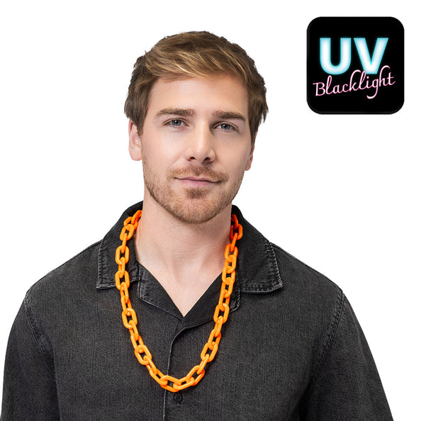 Schakelketting Vibe neonoranje met grote schakels om de hals over een zwart overhemd, voor een neon party