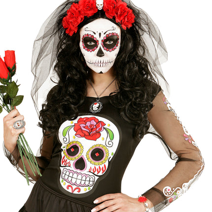 Schedel armband met rode roos om de pols bij een Day of the Dead-outfit met sluier