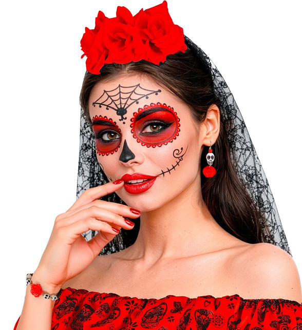 Schedel armband met rode roos om de pols bij een sugar skull-schmink voor Halloween