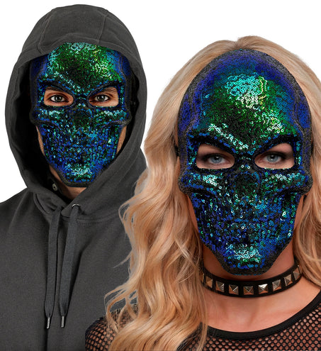 Schedel masker pailletten gedragen door man met capuchon en vrouw met blond haar