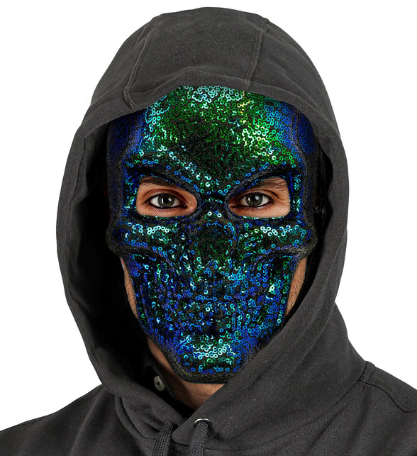Schedel masker pailletten onder zwarte capuchon, oogopeningen laten de ogen vrij