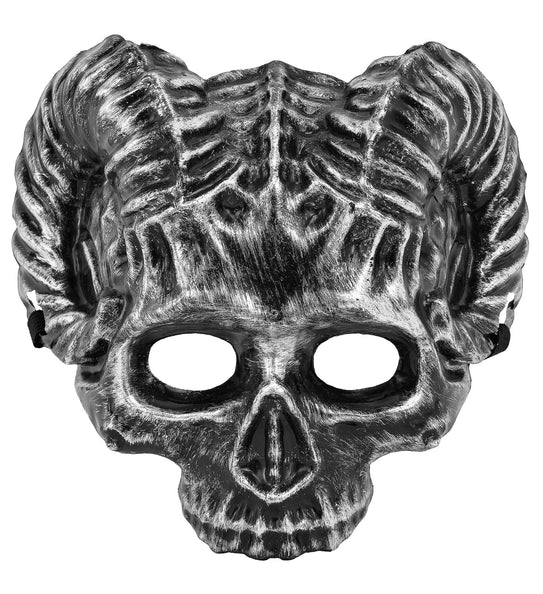 Schedel masker ram in zwart zilver met gedraaide hoorns en open oogkassen, vooraanzicht