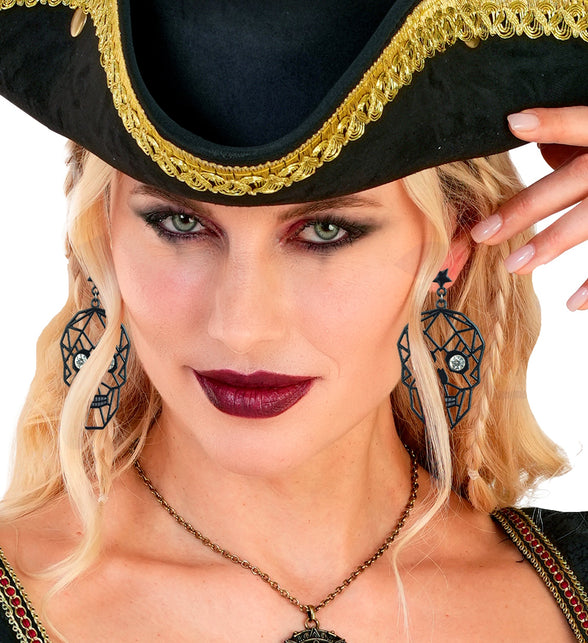 Schedel oorbellen met strass ogen close-up, gedragen bij een zwarte piratenhoed