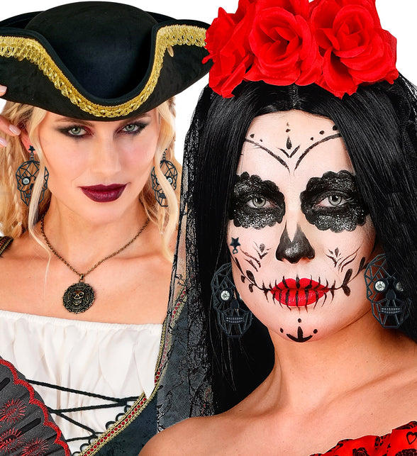 Schedel oorbellen zwart gedragen bij piratenlook en suikerschedel-schmink voor Halloween