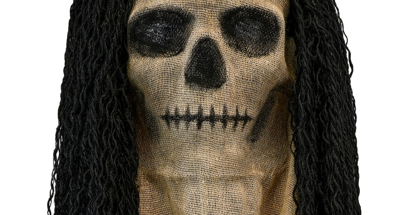 Schedelmasker met cape, beige grofgeweven doodskop met zwarte oogkassen en lang zwart haar
