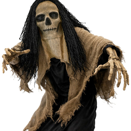 Schedelmasker met cape gedragen op Halloween, doodskop met zwart haar en gerafelde schouderlap