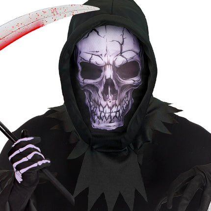 Schedelmasker met capuchon gedragen op een halloweenfeest, donkere oogkassen en grijnzend gebit