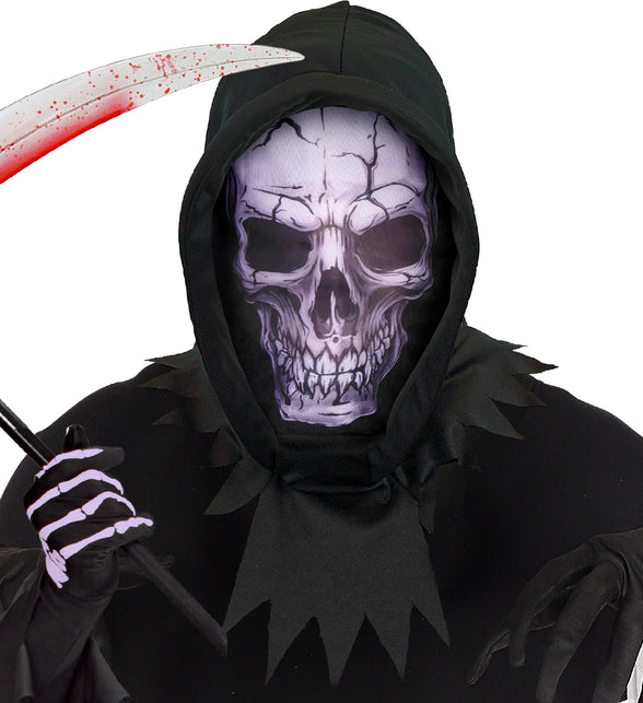 Schedelmasker met capuchon gedragen op een halloweenfeest, donkere oogkassen en grijnzend gebit