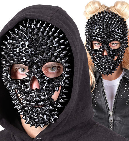Schedelmasker met nagels gedragen onder een zwarte capuchon voor Halloween