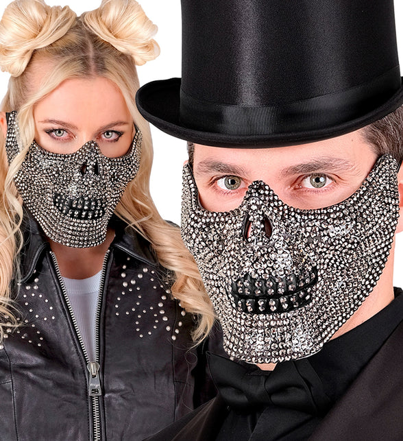 Schedelmasker strass gedragen door dame en heer met hoge hoed voor Halloween