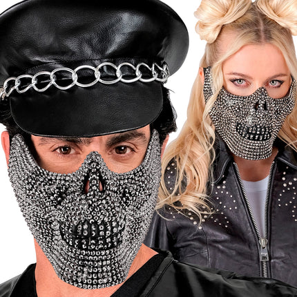 Schedelmasker strass bij een zwarte leren pet en leren jack, glinsterende doodshoofdlook