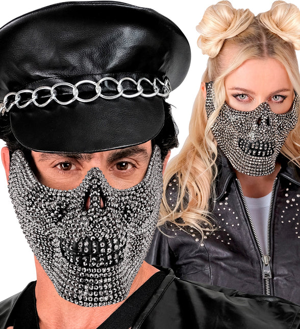Schedelmasker strass bij een zwarte leren pet en leren jack, glinsterende doodshoofdlook