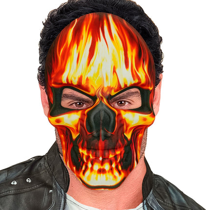 Schedelmasker met vlammen op gezicht van voorhoofd tot kin, bij zwarte leren jas