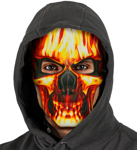 Schedelmasker met vlammen onder zwarte capuchon, ogen vrij door ruime uitsparingen