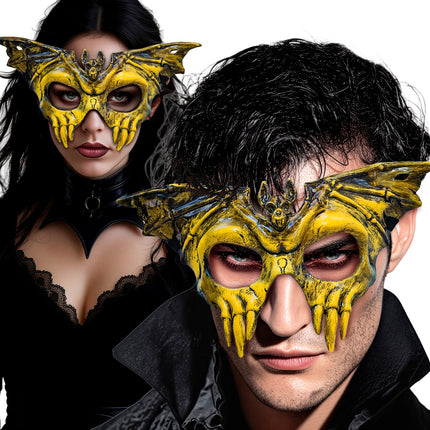 Schedelmasker vleermuis gedragen door dame en heer bij zwarte gothic kleding voor Halloween