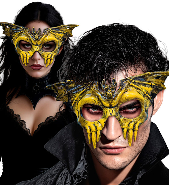 Schedelmasker vleermuis gedragen door dame en heer bij zwarte gothic kleding voor Halloween