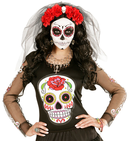 Schedeloorbel met roos bij zwart shirt met schedelprint, goudkleurige hangers voor een Day of the Dead-look