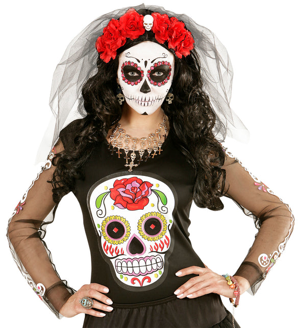 Schedeloorbel met roos bij zwart shirt met schedelprint, goudkleurige hangers voor een Day of the Dead-look