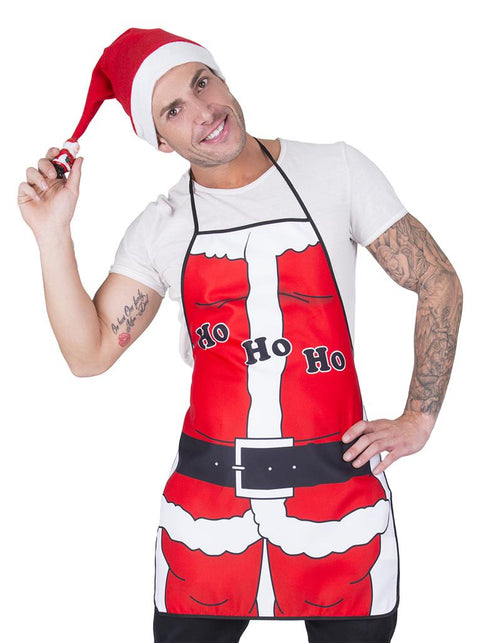 Schort kerstman Peter met rode kerstmanprint en ho ho ho, gedragen door een man met kerstmuts