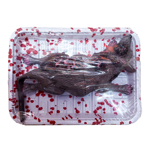 Schotel met rat: nep rat van latex op wit schaaltje met folie en spatten nepbloed voor Halloween