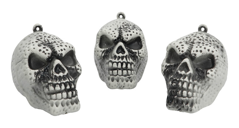 Set 3 schedels naturel in gebroken wit met donkere putjes en ophangoog, voor Halloween