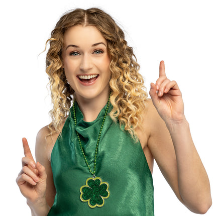 Shamrock ketting groen met klaverhanger, gedragen over een groene top voor St. Patrick's Day
