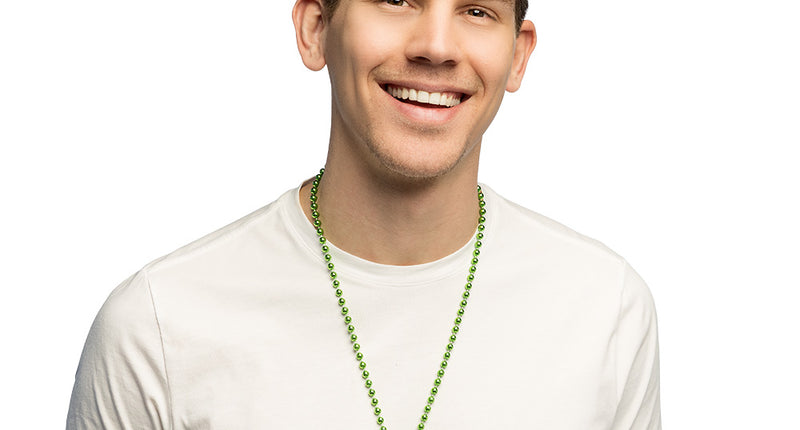 Shamrock ketting groen met klavertje vier hanger, gedragen over een wit T-shirt voor St. Patrick's Day