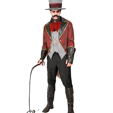 Sinistere dompteurlook voor Halloween: rode jas met verweerde vlekken en zwarte kunstlederen revers