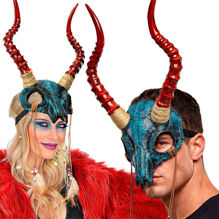Sjamaan masker stier schedel gedragen door dame en heer bij een themafeest