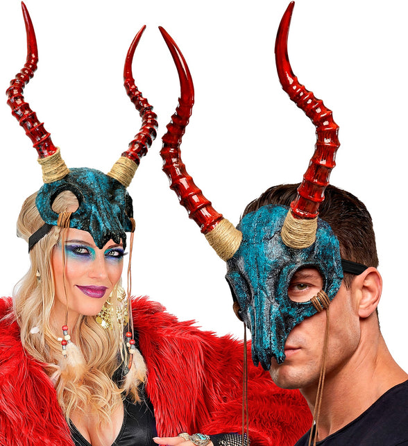 Sjamaan masker stier schedel gedragen door dame en heer bij een themafeest