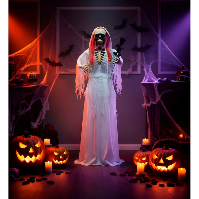 Skelet bruid decoratie pop in halloweendecor met pompoenen, kaarsen en spinnenwebben