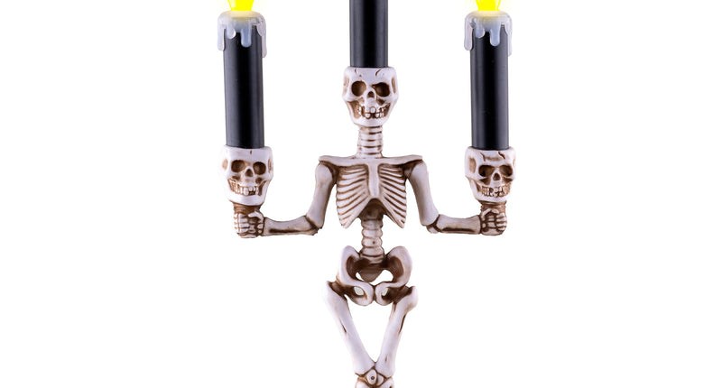 Skelet kandelaar 35 cm van pvc met drie zwarte kaarsen, ledvlammen en doodskoppen voor Halloween