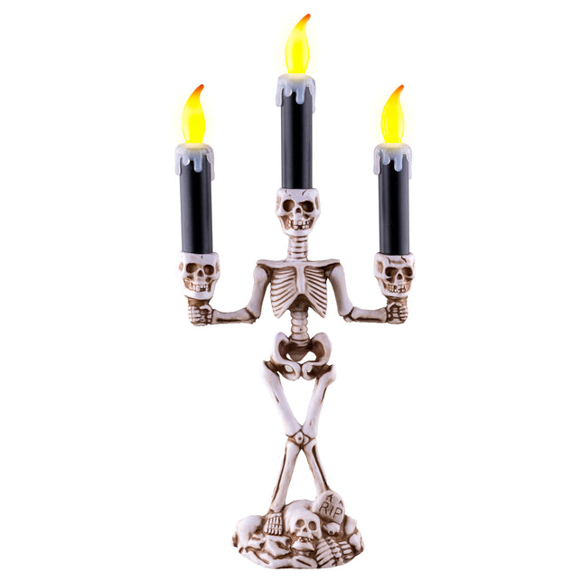 Skelet kandelaar 35 cm van pvc met drie zwarte kaarsen, ledvlammen en doodskoppen voor Halloween