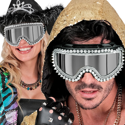 Ski-bril 80's zilver Maud gedragen door dame en heer op apresski-feest