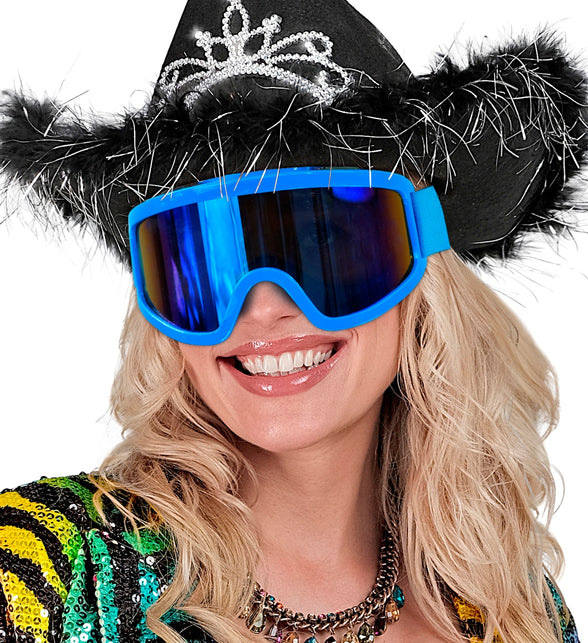 Skibril blauw met breed spiegelglas gedragen bij een foute party-outfit