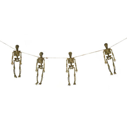 Slinger met skeletten voor Halloween: vier bungelende skeletjes aan een gespannen touwkoord