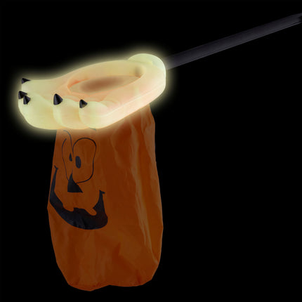 Snoepzak Halloween met glow in the dark klauwhand die oplicht in het donker