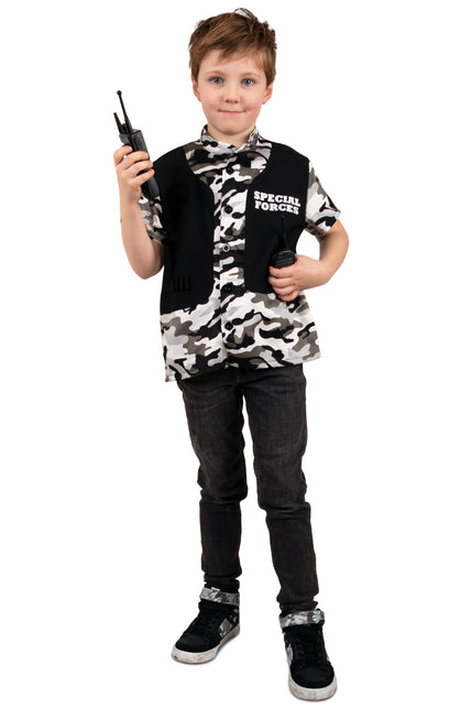 Special forces blouse kind met zwart-wit camouflageprint en zwart vest met opdruk, gedragen door een jongen