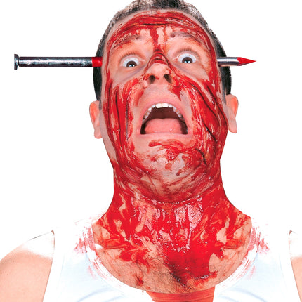 Spijker door hoofd haarband gedragen door man met bloedschmink voor Halloween