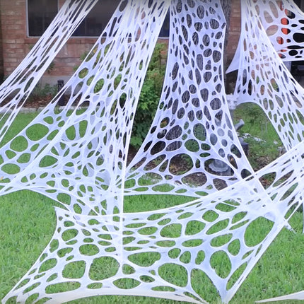 Spinnenweb met gaten wit opgehangen in de tuin met grote ronde gaten, Halloween decoratie